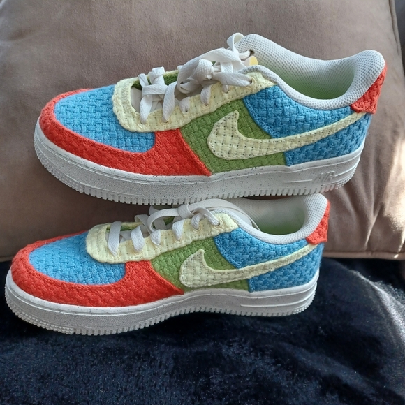 Nike Air Force 1 LV8 Kids size: 5Y multicolor. - Picture 2 of 10